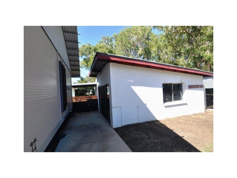 4 Dolphin Crescent, Taylors Beach QLD 4850