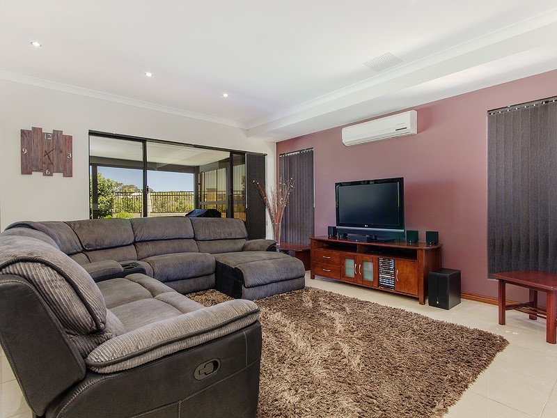 34 Drosera Turn, Halls Head WA 6210