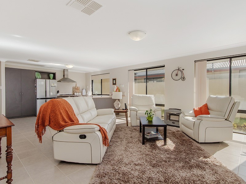 35 Batavia Ave, Wannanup WA 6210