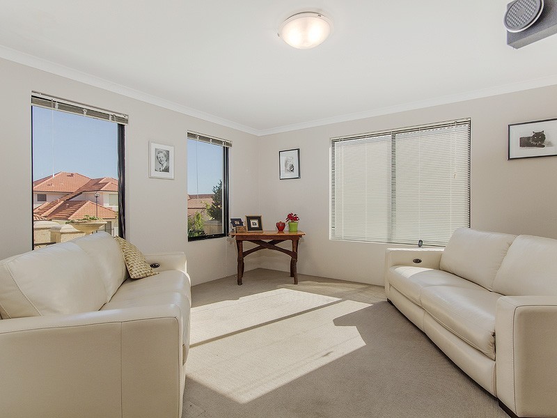 35 Batavia Ave, Wannanup WA 6210