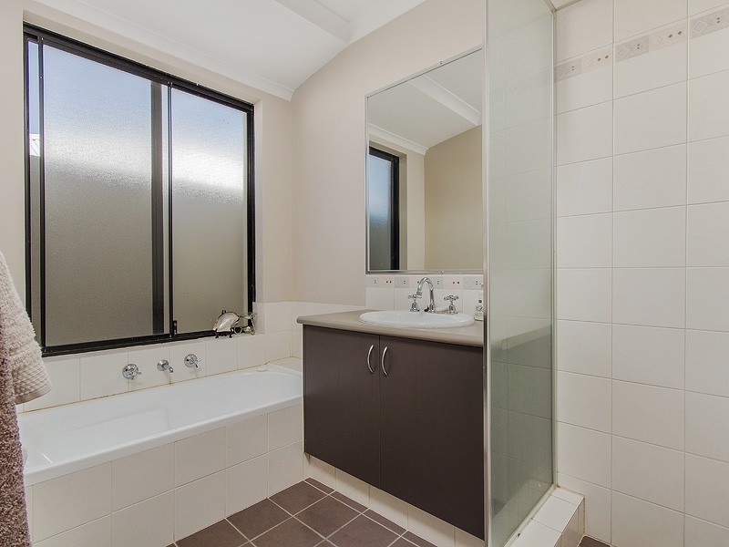 35 Batavia Ave, Wannanup WA 6210