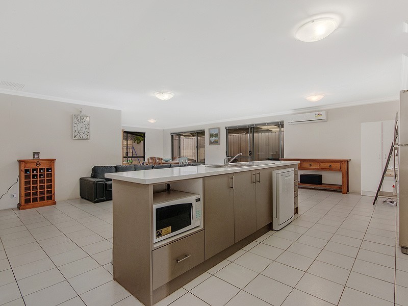 10 Wuraling Pass, Wannanup WA 6210