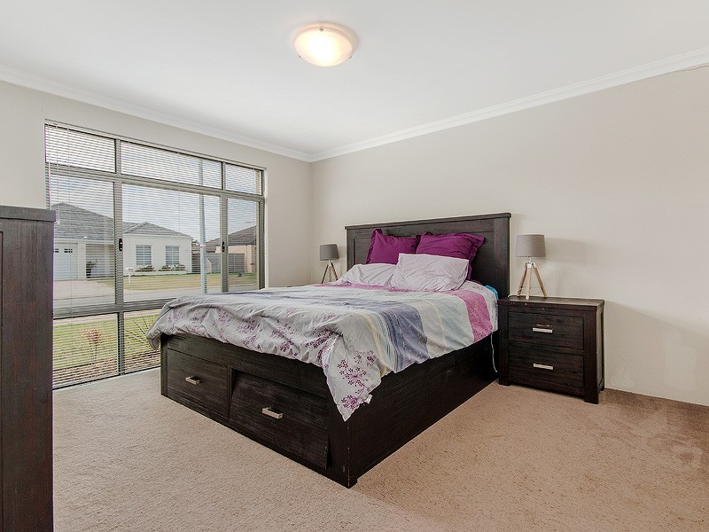 10 Wuraling Pass, Wannanup WA 6210