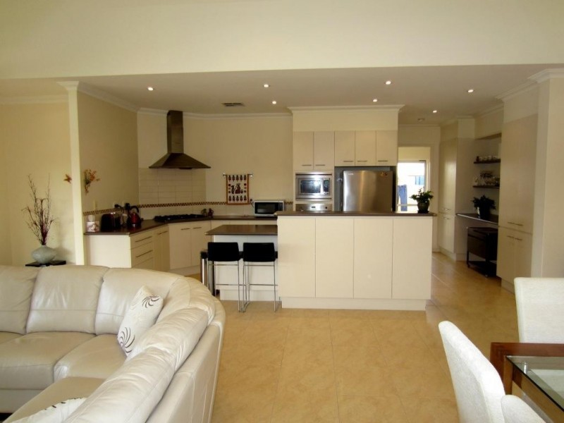 8 Lakeway Retreat, Dawesville WA 6211