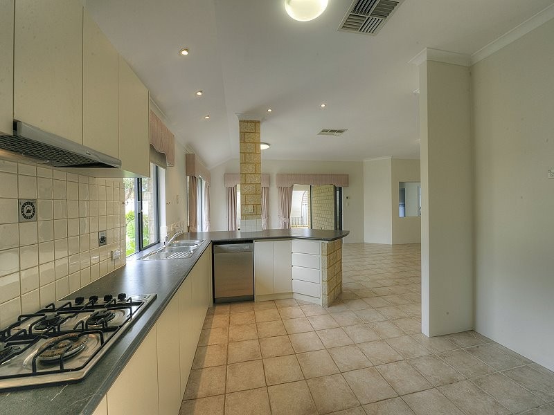 4 MAITLAND CLOSE, Halls Head WA 6210