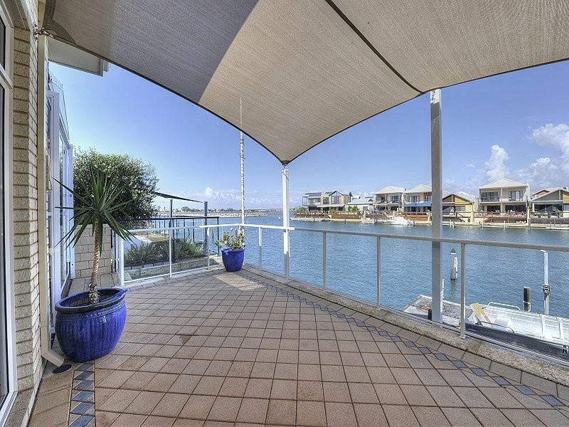 6 BERMUDA PLACE, Halls Head WA 6210