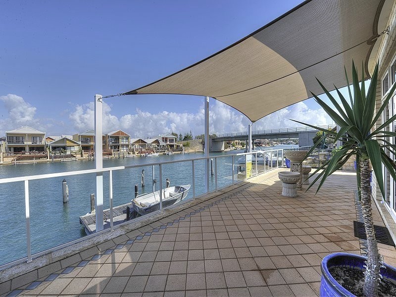 6 BERMUDA PLACE, Halls Head WA 6210