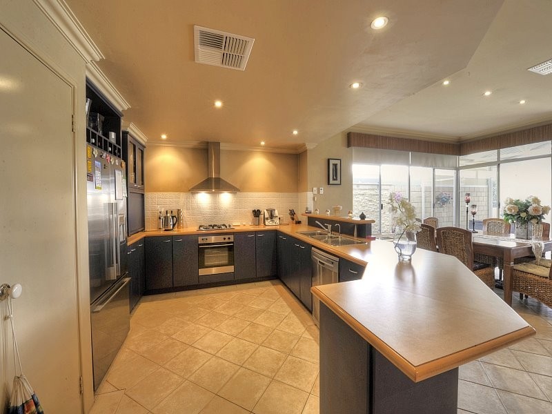 6 BERMUDA PLACE, Halls Head WA 6210