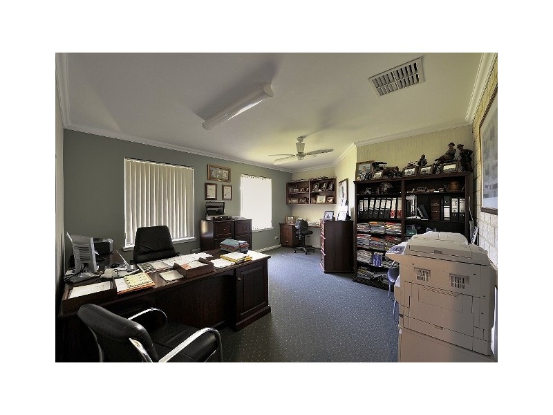 13 WATTLEGLEN AV, Erskine WA 6210