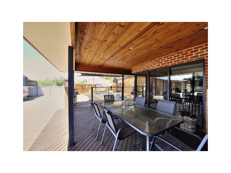 13 WATTLEGLEN AV, Erskine WA 6210