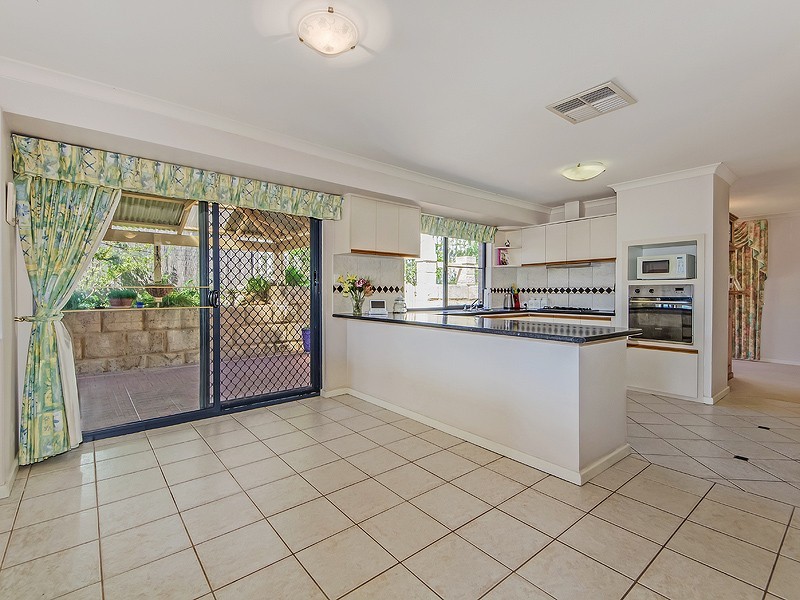 24 Oaklands Ave, Halls Head WA 6210