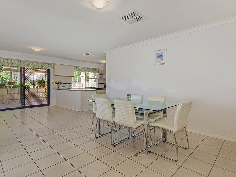 24 Oaklands Ave, Halls Head WA 6210