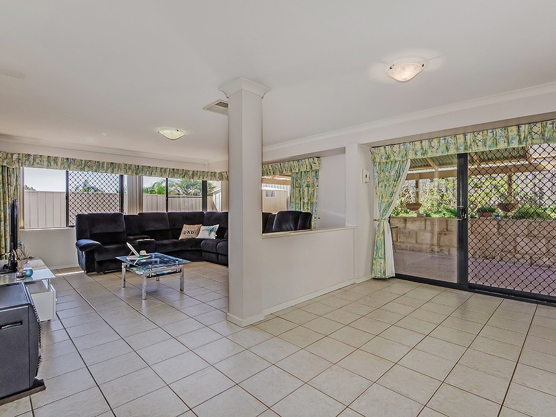 24 Oaklands Ave, Halls Head WA 6210