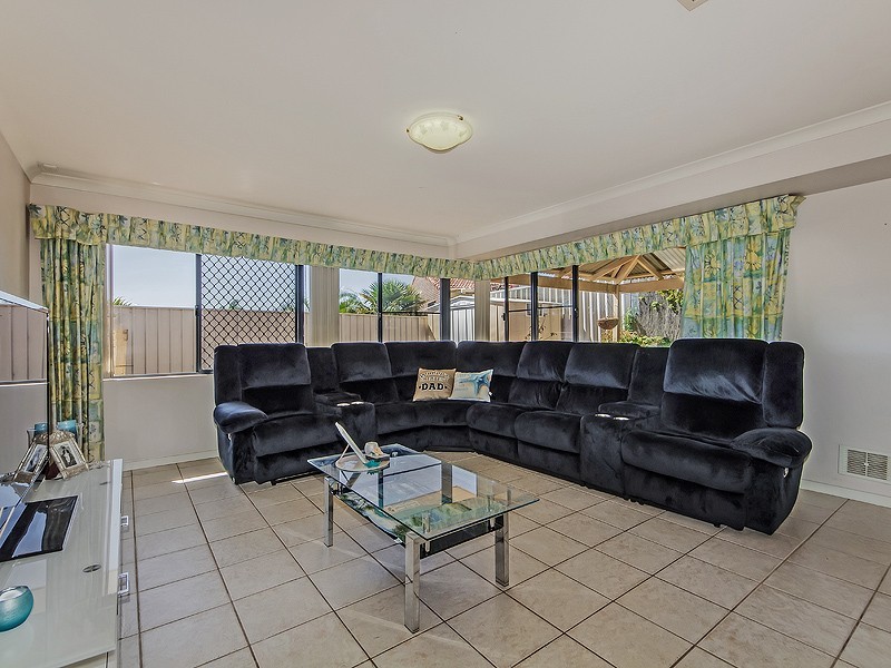 24 Oaklands Ave, Halls Head WA 6210