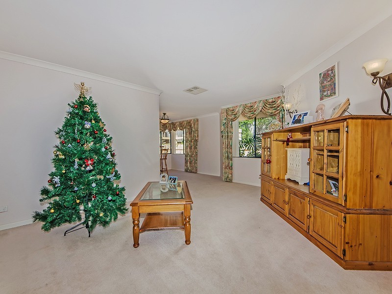 24 Oaklands Ave, Halls Head WA 6210