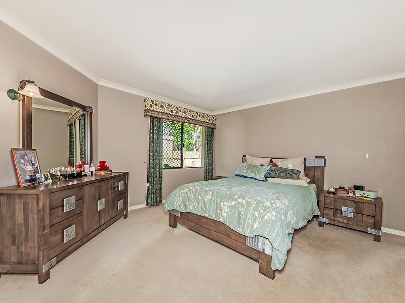 24 Oaklands Ave, Halls Head WA 6210