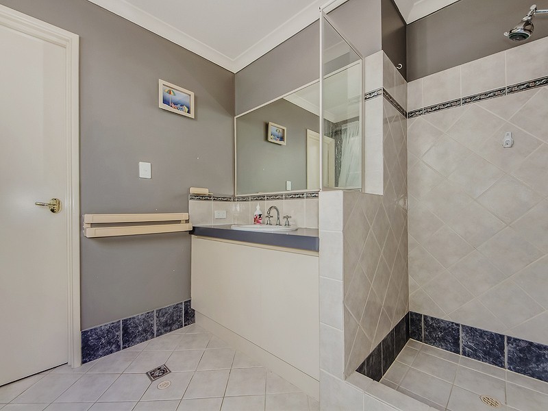 24 Oaklands Ave, Halls Head WA 6210