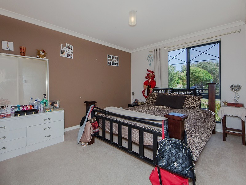 24 Oaklands Ave, Halls Head WA 6210