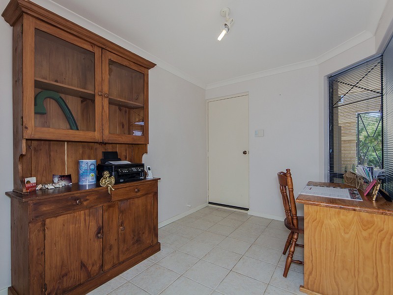24 Oaklands Ave, Halls Head WA 6210