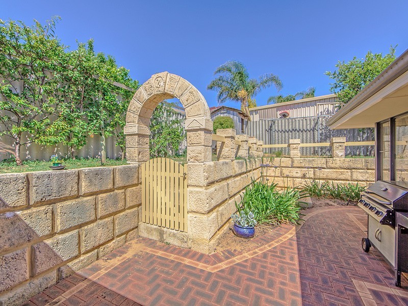 24 Oaklands Ave, Halls Head WA 6210