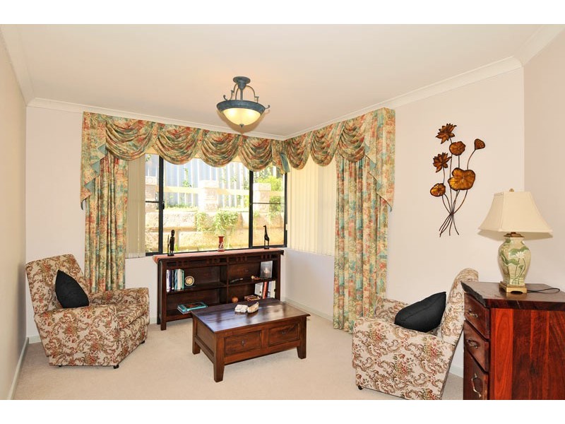 24 Oaklands Ave, Halls Head WA 6210