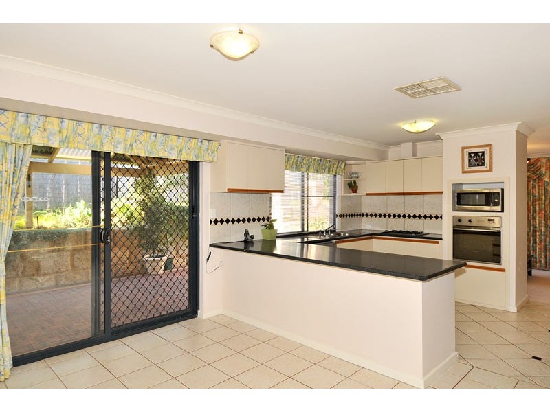 24 Oaklands Ave, Halls Head WA 6210