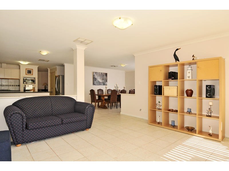 24 Oaklands Ave, Halls Head WA 6210