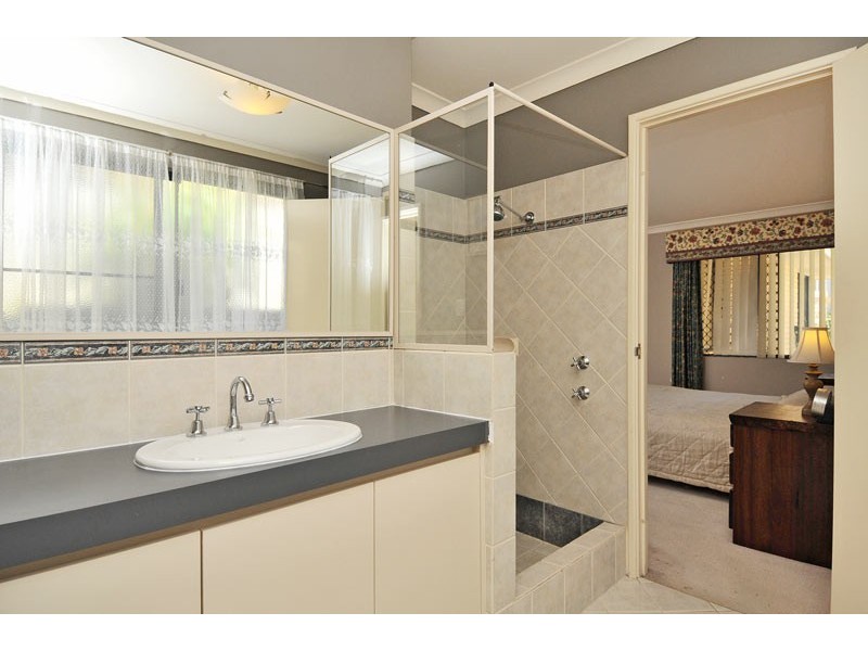 24 Oaklands Ave, Halls Head WA 6210