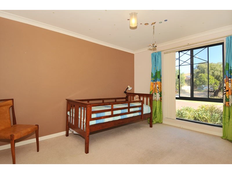 24 Oaklands Ave, Halls Head WA 6210