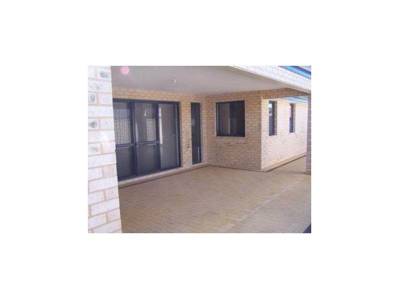 8 Wuraling Pass, Wannanup WA 6210