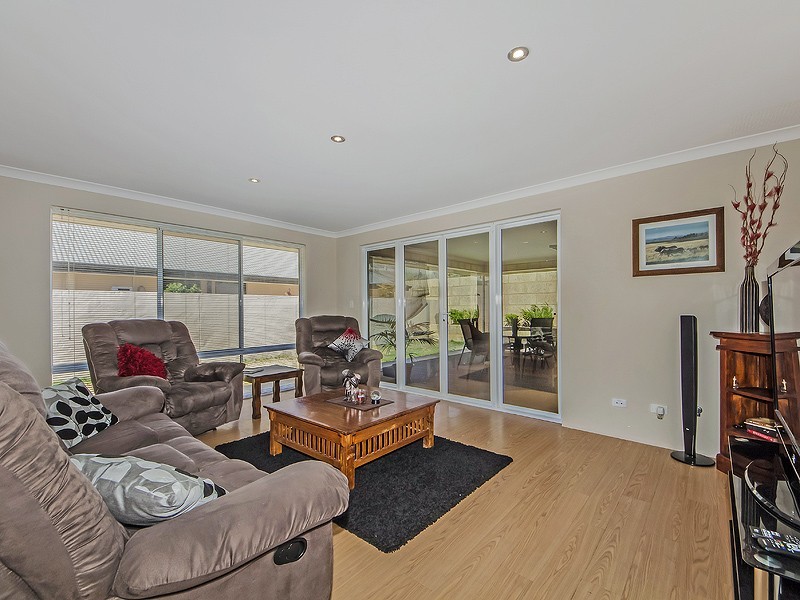 14 Endeavour Circle, Wannanup WA 6210