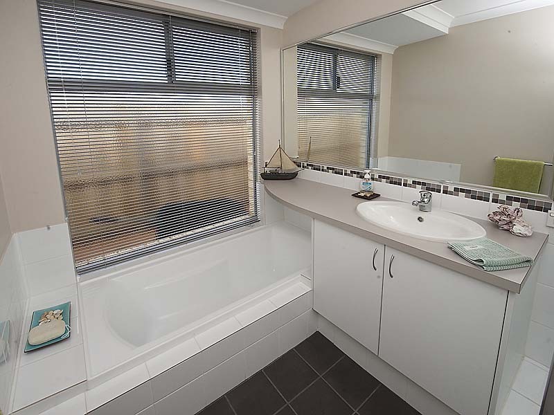 15 Scarab Crt, Halls Head WA 6210