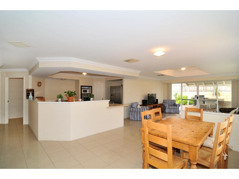 12 Quandong Pkwy, Halls Head WA 6210
