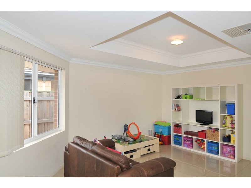 12 Quandong Pkwy, Halls Head WA 6210