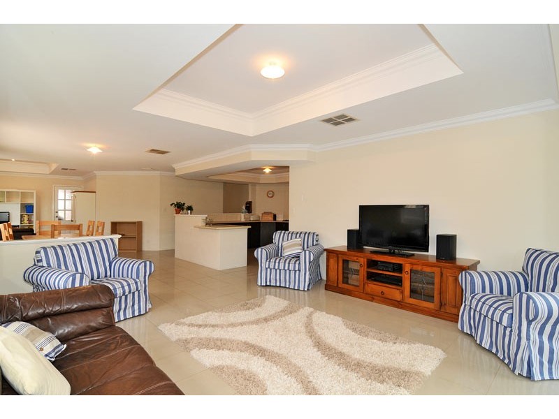 12 Quandong Pkwy, Halls Head WA 6210