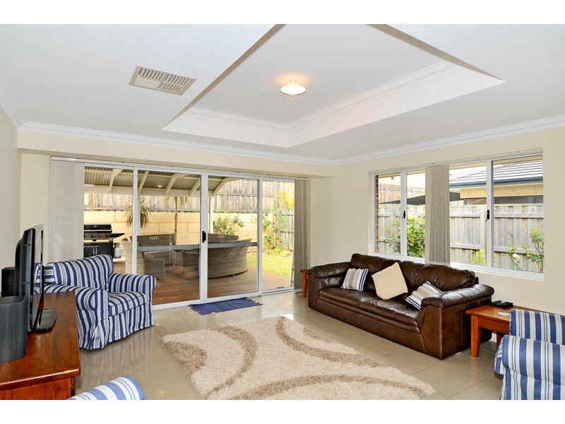 12 Quandong Pkwy, Halls Head WA 6210