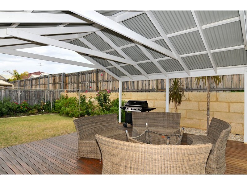 12 Quandong Pkwy, Halls Head WA 6210
