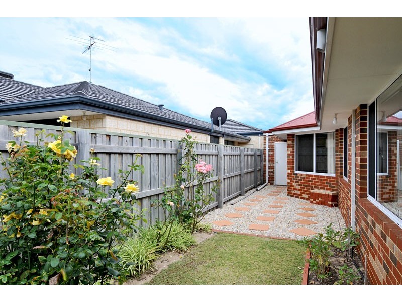 12 Quandong Pkwy, Halls Head WA 6210