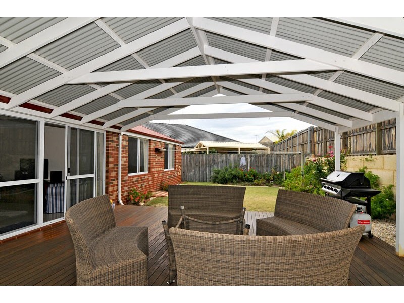 12 Quandong Pkwy, Halls Head WA 6210