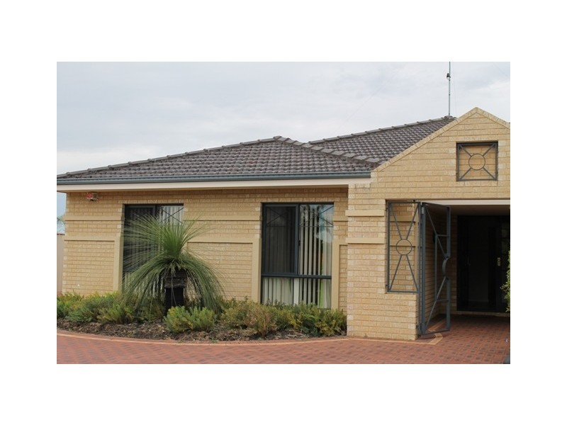 24 Oaklands Ave, Halls Head WA 6210