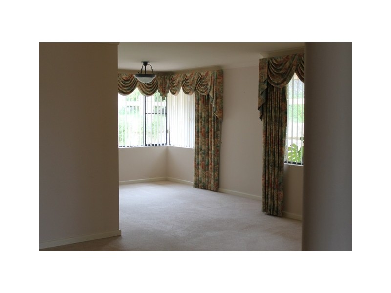 24 Oaklands Ave, Halls Head WA 6210