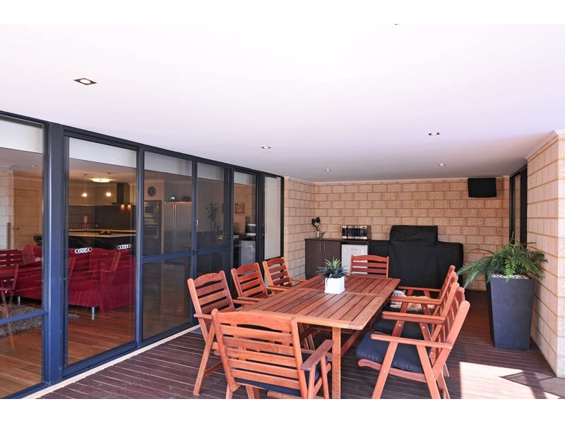 25 Tectona Way, Halls Head WA 6210