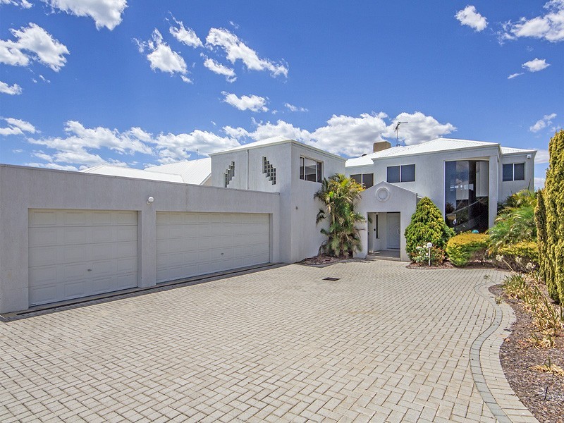 17 Cambria Island Retreat, Halls Head WA 6210