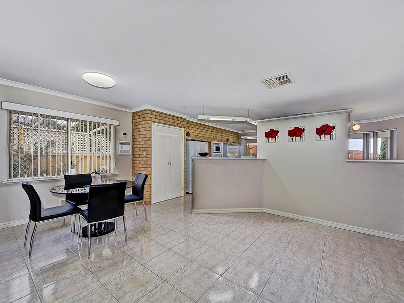 8 Albatross Close, Halls Head WA 6210