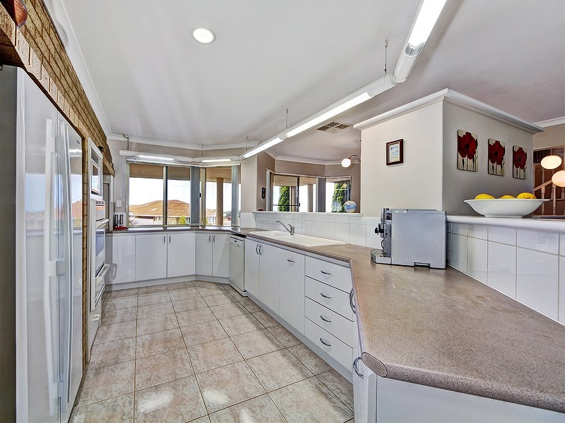 8 Albatross Close, Halls Head WA 6210