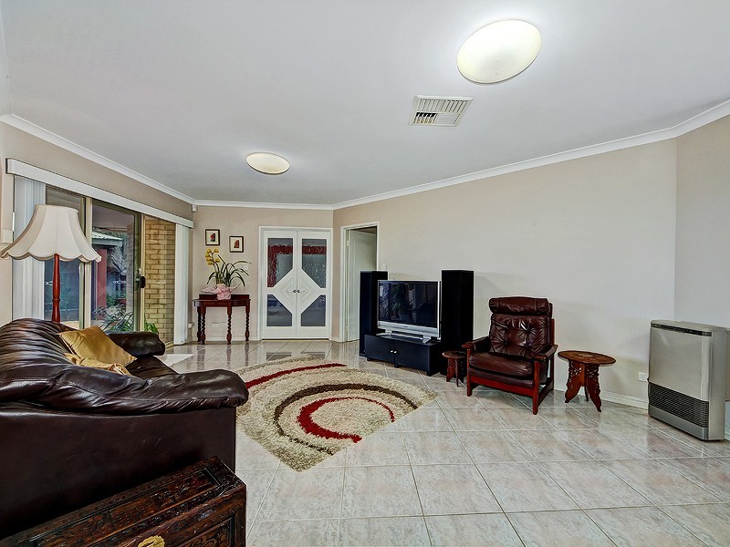 8 Albatross Close, Halls Head WA 6210