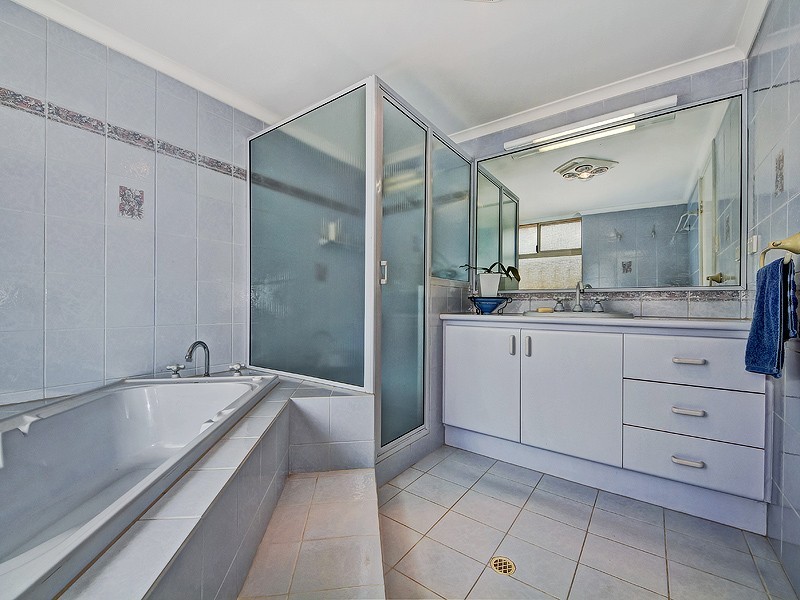8 Albatross Close, Halls Head WA 6210