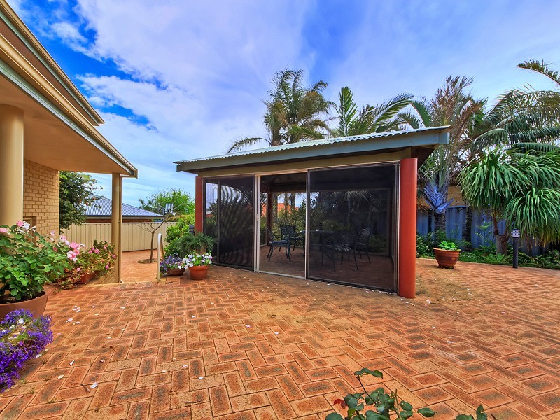 8 Albatross Close, Halls Head WA 6210