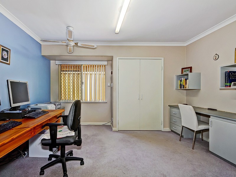 8 Albatross Close, Halls Head WA 6210