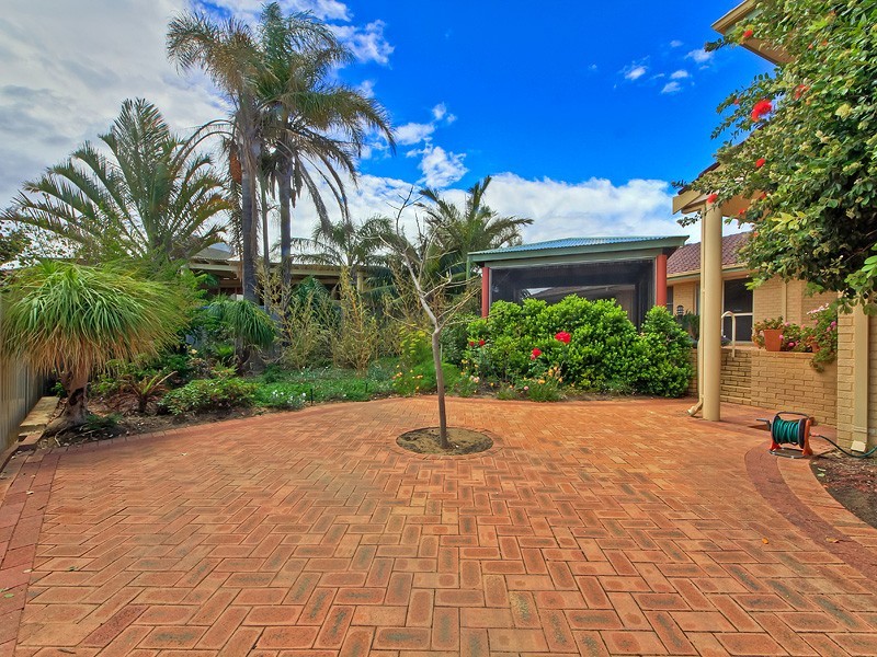8 Albatross Close, Halls Head WA 6210